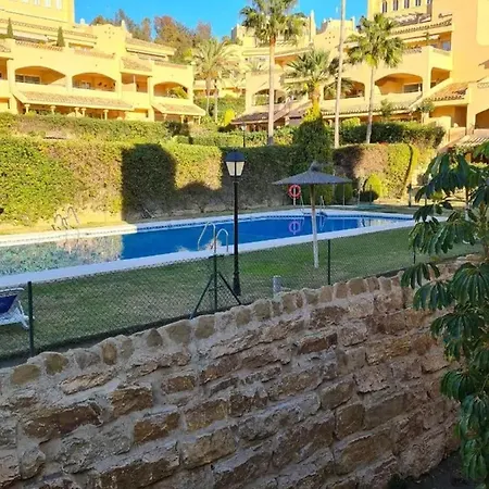 Family In With Pool Apartment