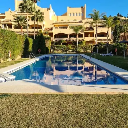 Family In With Pool Apartment